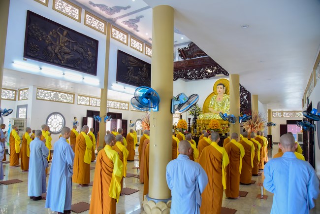 Pratimoksa commandment rite and precept listen at Hoang Phap pagoda